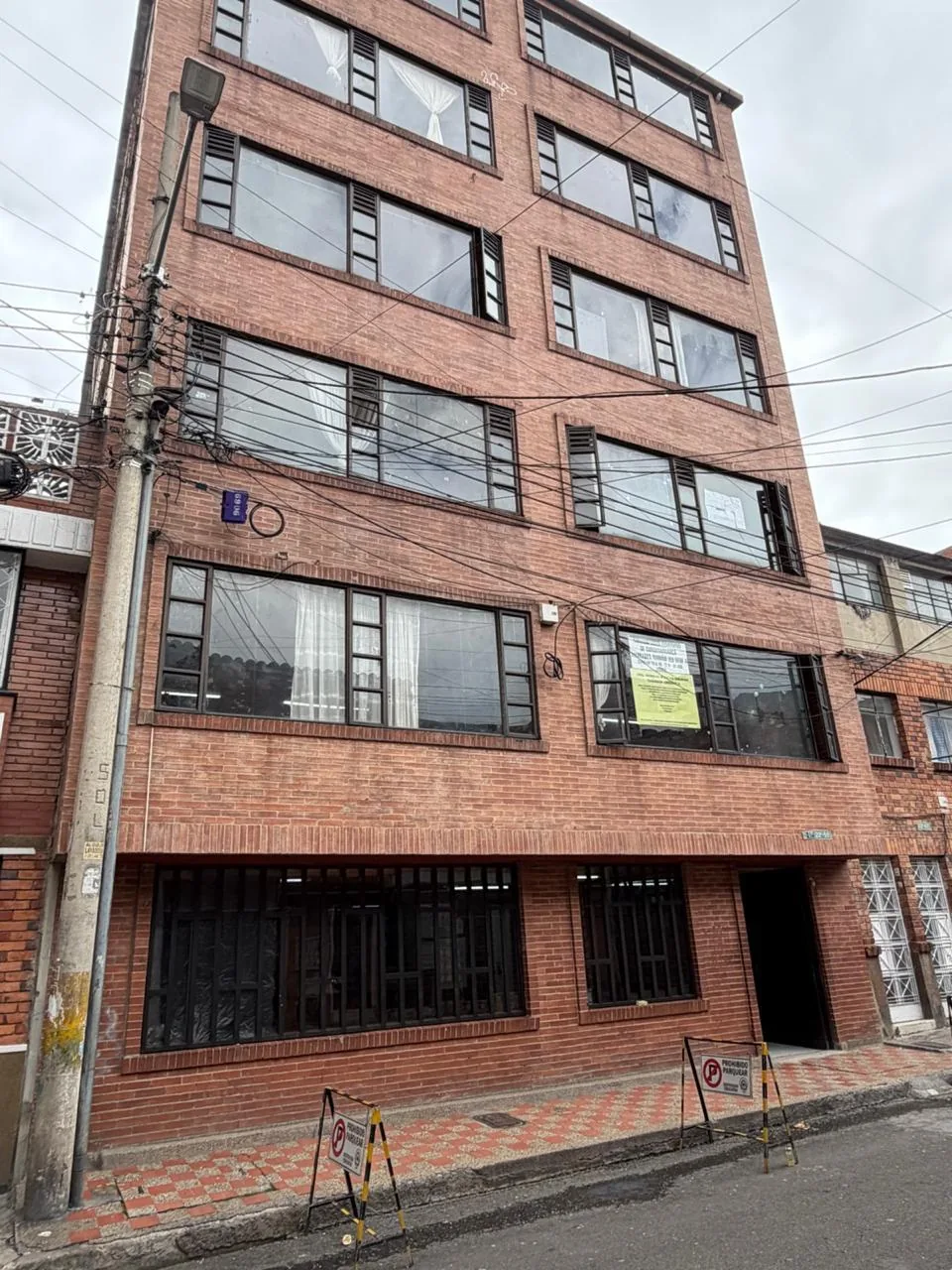 Edificación de varios pisos con fachada en ladrillo y ventanas amplias