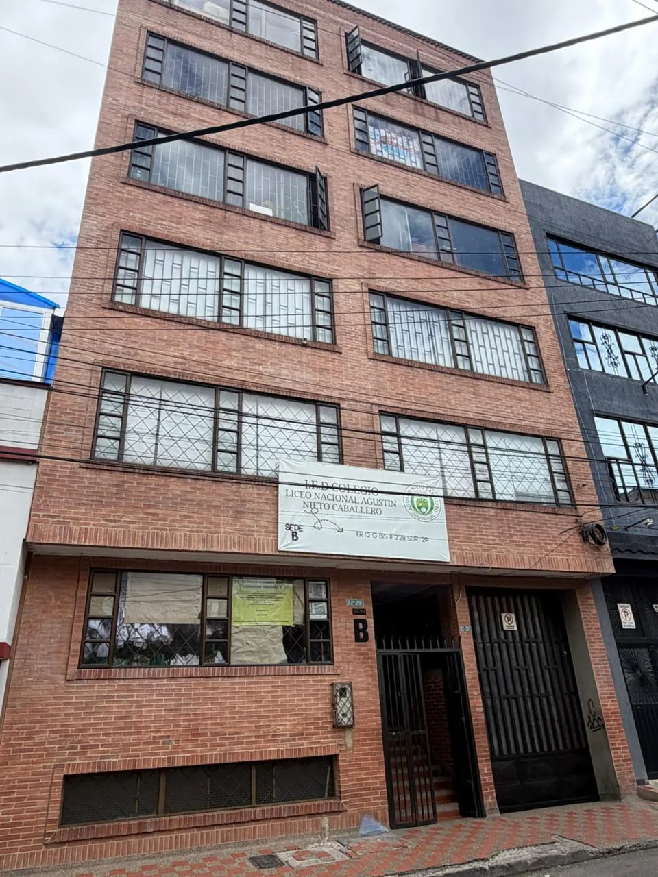 Fachada en ladrillo de una edificación educativa