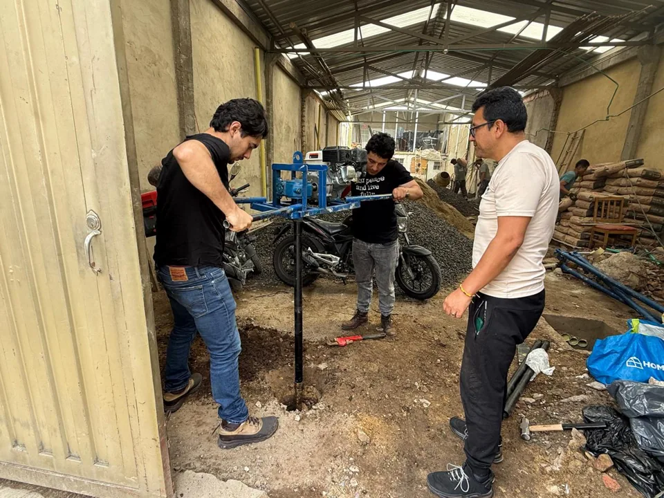 Equipo trabajando con maquinaria de exploración en un terreno interior